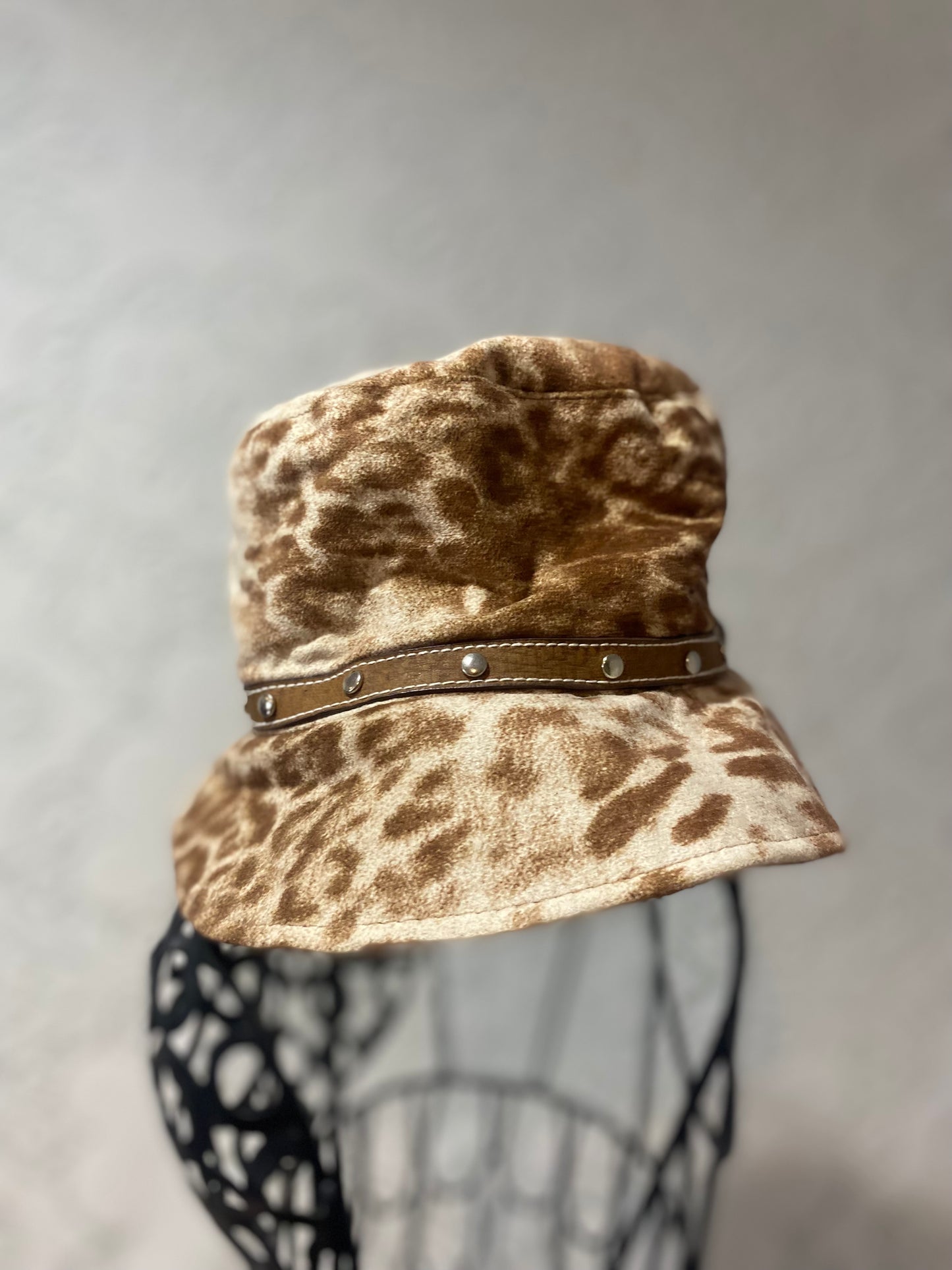 Vintage Guess cheetah bucket hat