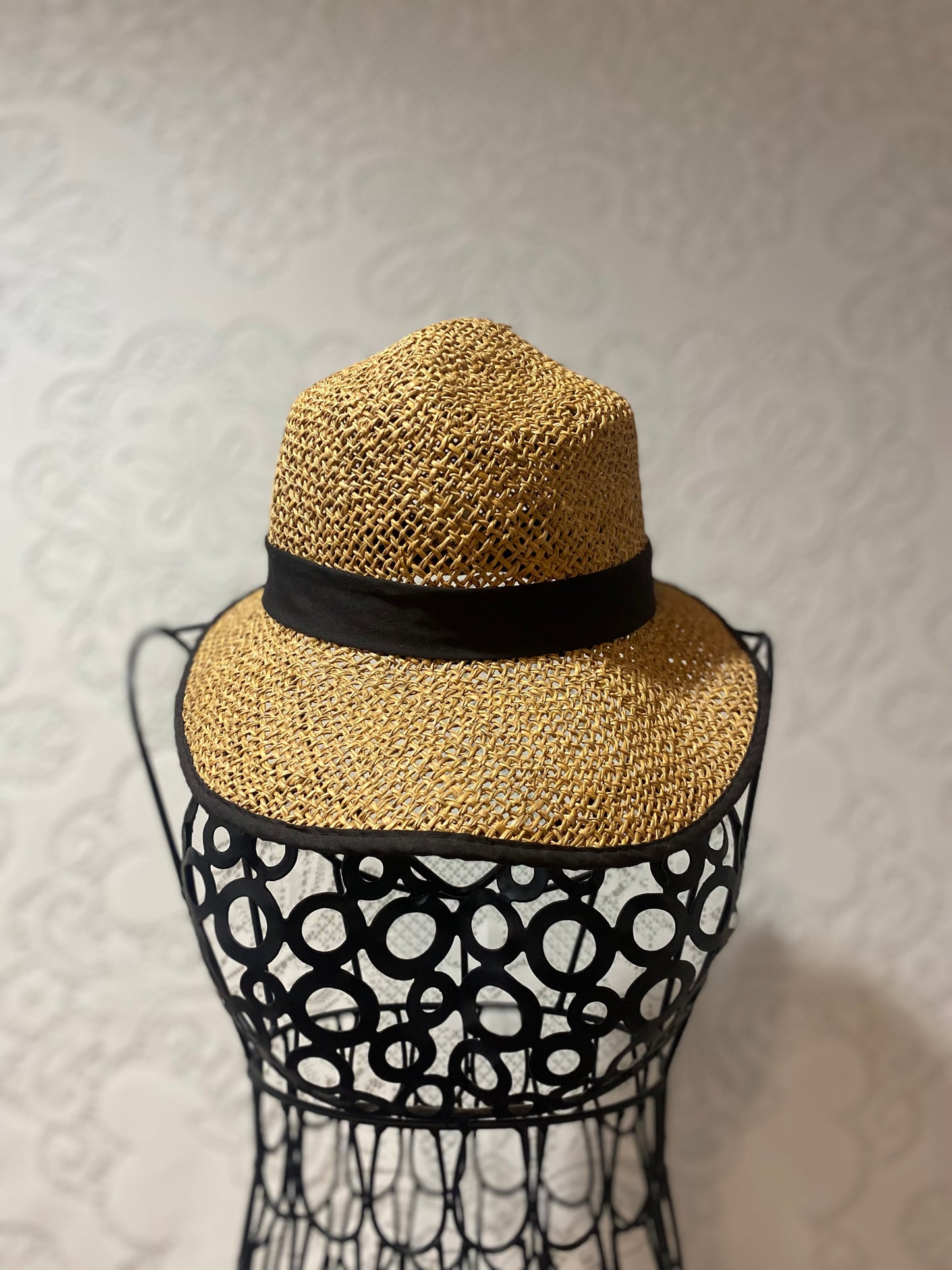 Black & tan visor hat