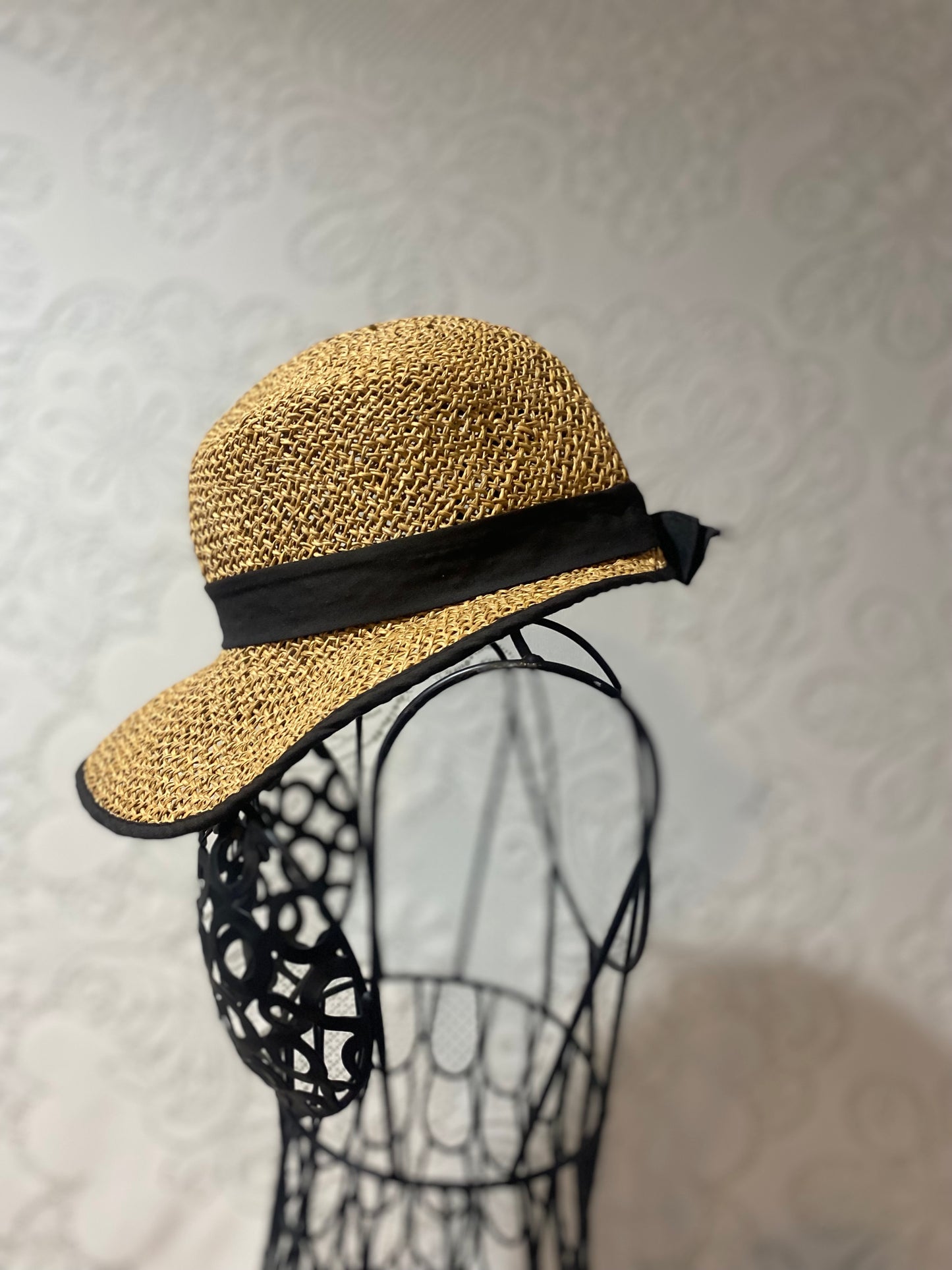 Black & tan visor hat