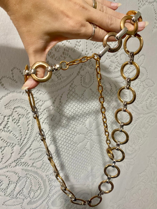 Two-toned chain belt